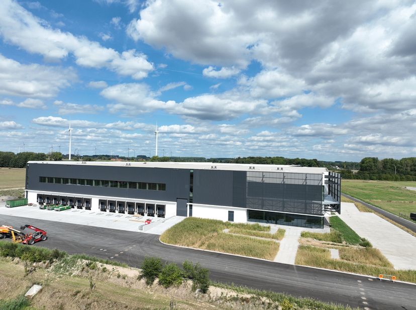 Dit magazijn in Péruwelz (België) biedt moduleerbare oppervlaktes van 9.000 m² tot 110.000 m², met directe toegang tot de autosnelwegen E42 (DoornikLu