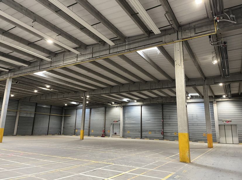 Uniek gelegen logistiek magazijn met een totale oppervlakte van 15.370m², opsplitsbaar in 6.270m² - 9.100m² - 12.000m². De vrije hoogte varieert tusse