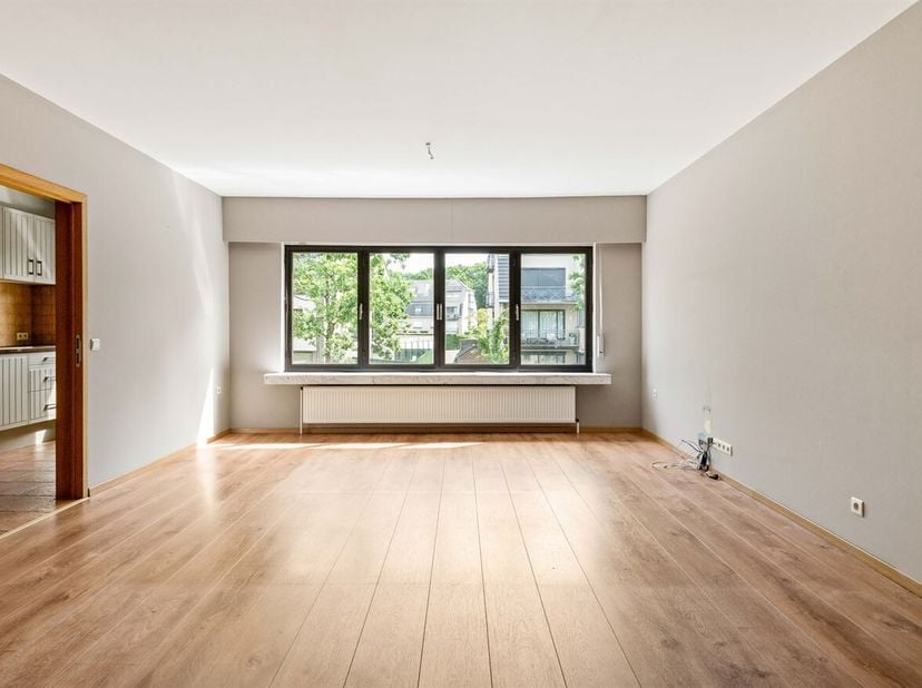 Ligging: Het appartement is gunstig gelegen in een aangename woonomgeving in Brasschaat, op korte afstand van winkels, scholen, openbaar vervoer, hore