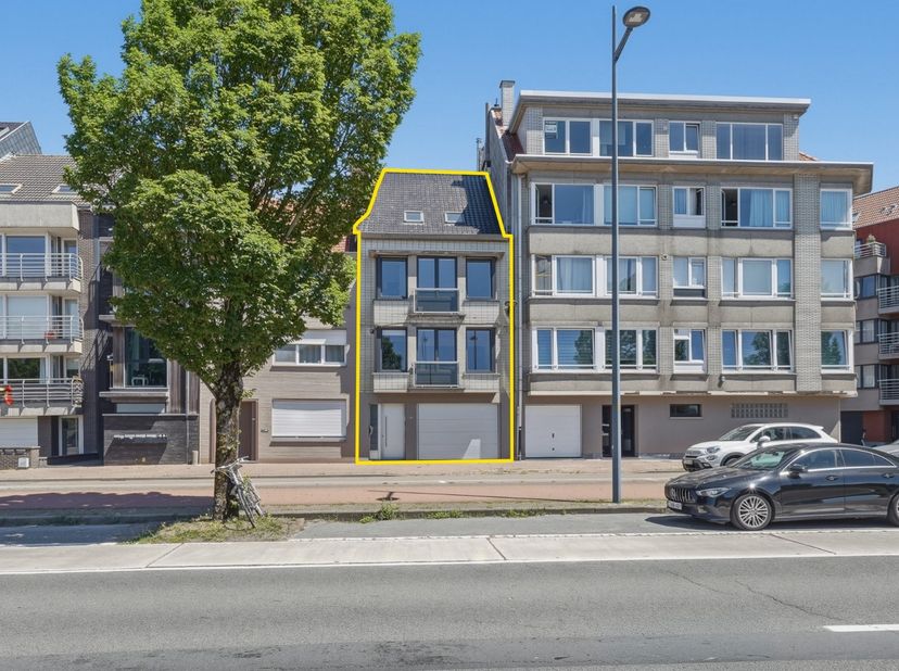 Deze verzorgde bel-étagewoning, gebouwd in 1962, is gelegen in Oostende en biedt een bewoonbare oppervlakte van 232 m². Dankzij de praktische indeling