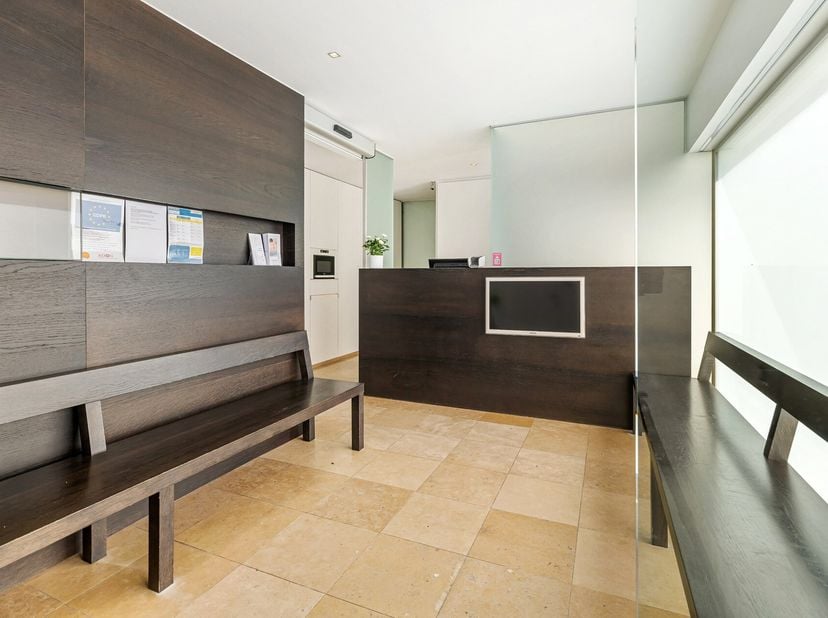 Magnifique villa moderne (construite en 2001) avec bureaux/cabinet ou espace de vie supplémentaire sur un magnifique terrain de 3 140 m², située à pro