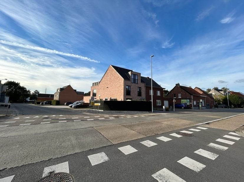 BEZOEK AANVRAGEN ENKEL MOGELIJK VIA VOLGENDE LINK: https://verlinden.mijnhuurprofiel.be/property/f31346e5-32e2-4465-b2c4-83f7a7ce5b14<br />
<br />
De