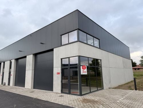                                         Entrepôt à louer à Zwevezele, € 595
