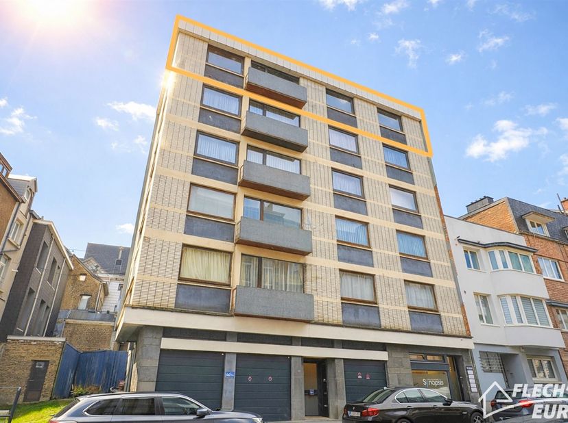 VERVIERS, situé en plein coeur du centre ville, cet appartement étendu sur l'ensemble du 5ème étage vous ravira par son espace. Celui-ci est composé d