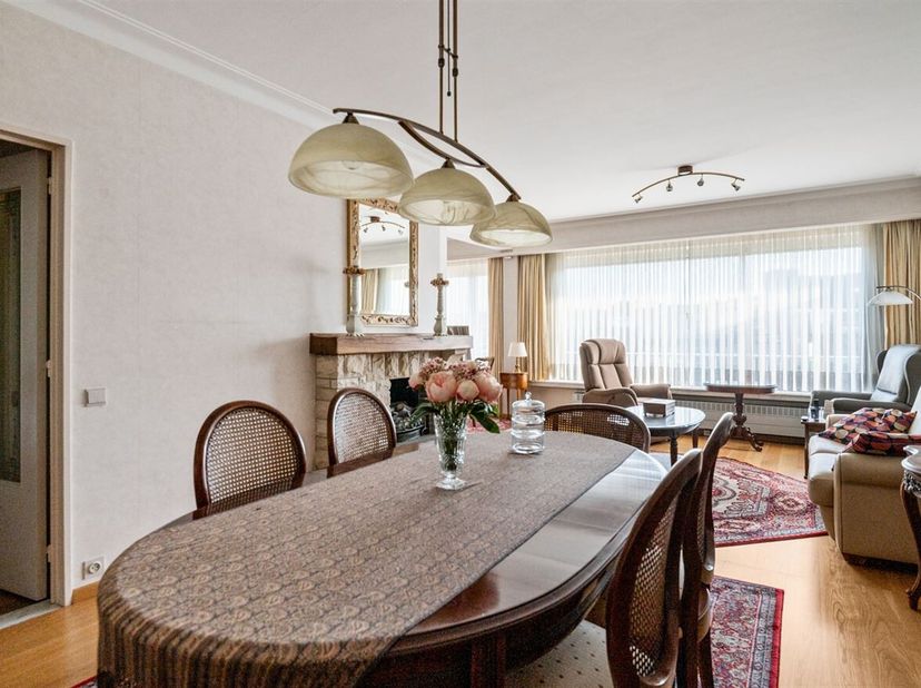 Journée portes ouvertes le samedi 14 mars de 11h à 12h<br />
Appartement rénové de 2 chambres à coucher avec terrasse et garage box !<br />
Situation