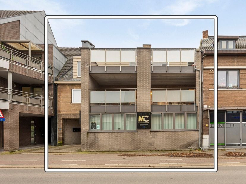 Handelsgelijkvloers en 2 appartementen, tuin en parking.<br />
Perceel van 15a 49ca.<br />
Deze Handelseigendom met handelsgelijkvloers en 2 bovenligg
