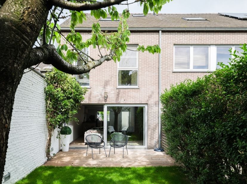 Duurzame stadswoning met 4 slaapkamers en zuidgerichte tuin nabij de Coupure<br />
<br />
Voor meer informatie, mail naar info@carloeggermont.be<br />