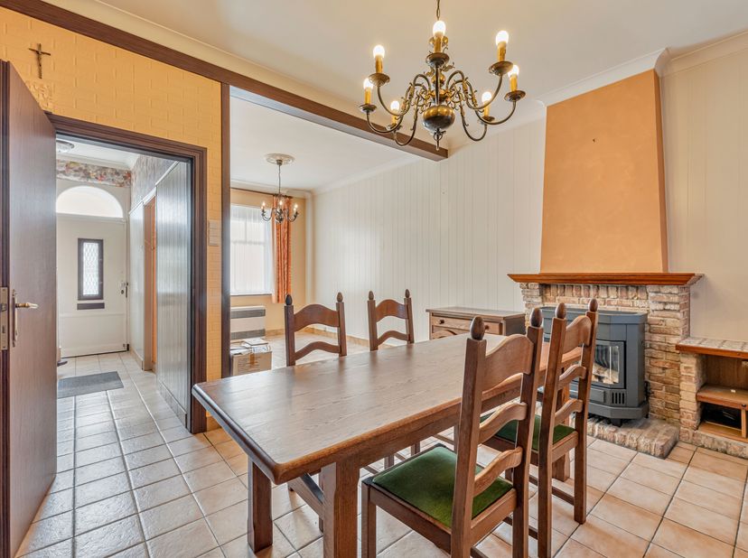 Te renoveren woning met tuin te koop in Rekkem<br />
Je betreedt de woning via de inkomhal, die rechtstreeks toegang biedt tot de leefruimte met zitho
