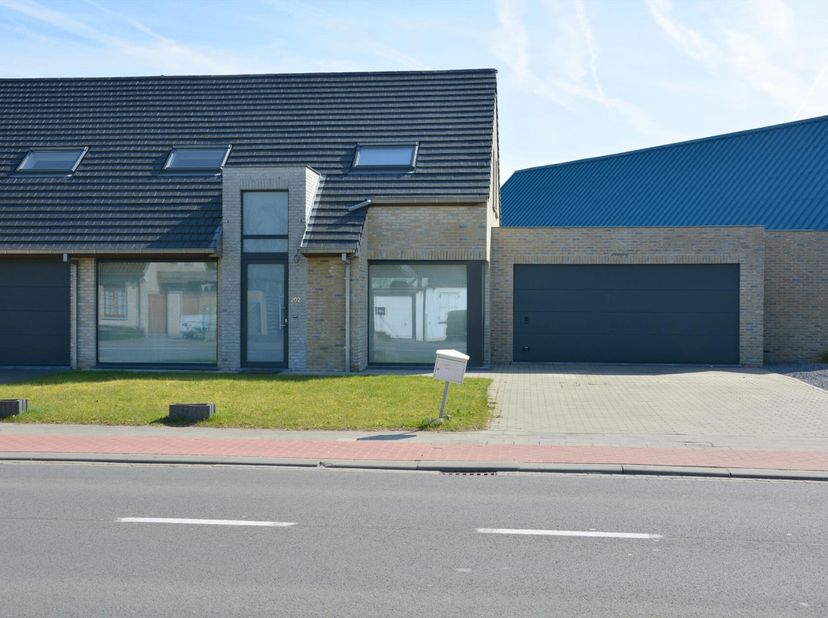 Deze ruime gezinswoning beschikt op het gelijkvloers over een inkomhal, een apart gastentoilet, een lichtrijke woonkamer met eetruimte en open keuken,