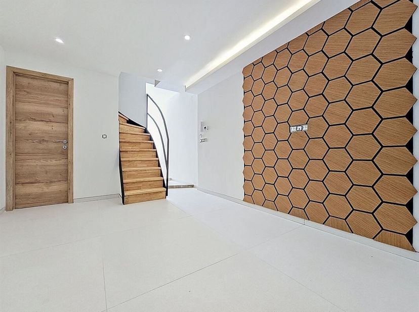 SOUS OPTION - PLUS DE VISITE - Prix: Offre à partir de 180.000 euros, frais d'agence non inclus et à charge de l'acquéreur. <br />
Chouette maison hab