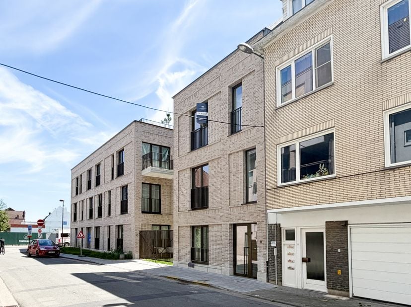 Dit gloednieuwe en instapklare duplexappartement maakt deel uit van residentie Thuis aan de Statie, een energiezuinig nieuwbouwproject in de stationsb