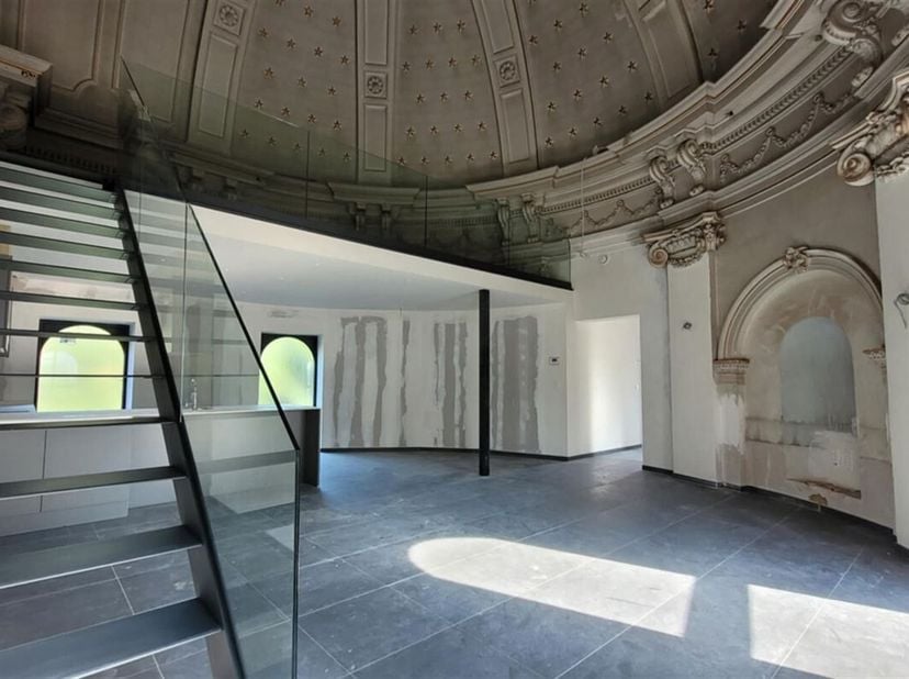 Appartement remarquable situé dans la chapelle d'un monument emblématique du village.<br />
Vous emprunterez un couloir desservant la salle de douche