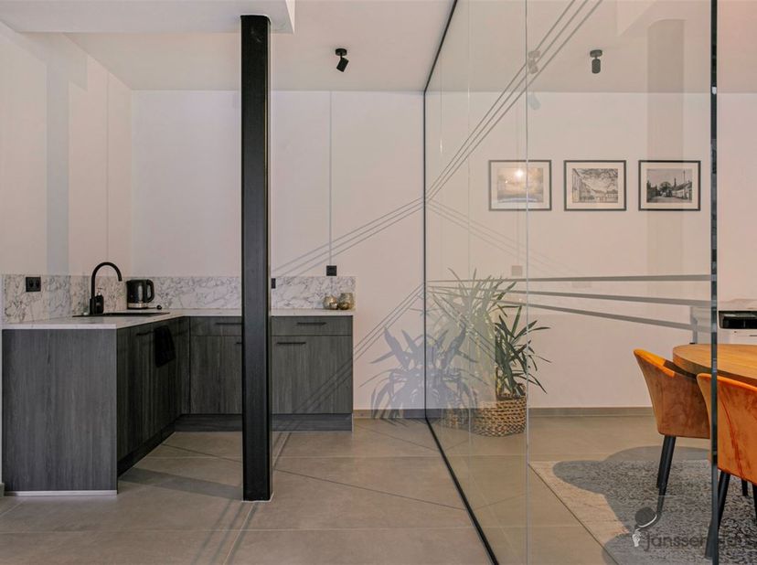 Bureau commercial/espace commercial situé au cœur d'Itegem.<br />
<br />
Ce bureau/cabinet/commercial avec de nombreuses possibilités est situé à l'