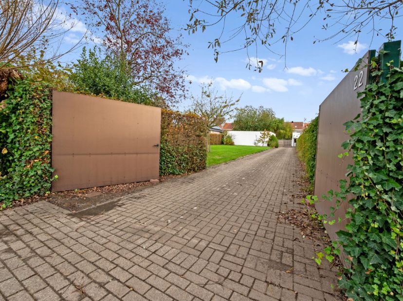 PRACHTIG&amp;nbsp; &amp;nbsp;STUK GROND MET TOP LIGGING VOOR EEN OPEN BEBOUWING MET EROP STAANDE GROTE DUB GARAGE&amp;nbsp;<br />
midden in de stad toch zeer rust