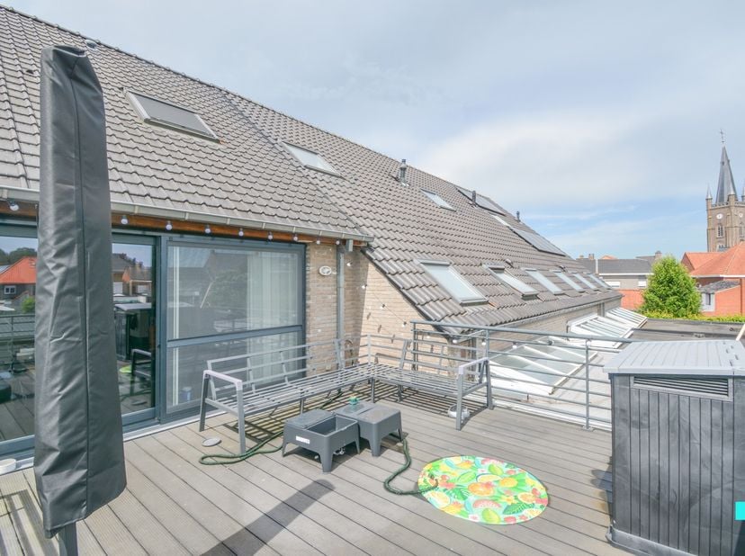 Dit recente en zeer energiezuinige duplex-appartement is gelegen op de eerste verdieping van een zeer kleinschalige residentie, uitstekend gelegen in