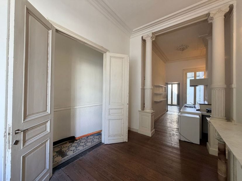 Appartement en duplex avec cour à louer dans le quartier Zuid !<br />
 <br />
Situation : Situé dans le quartier animé du Zuid, bien desservi avec tou