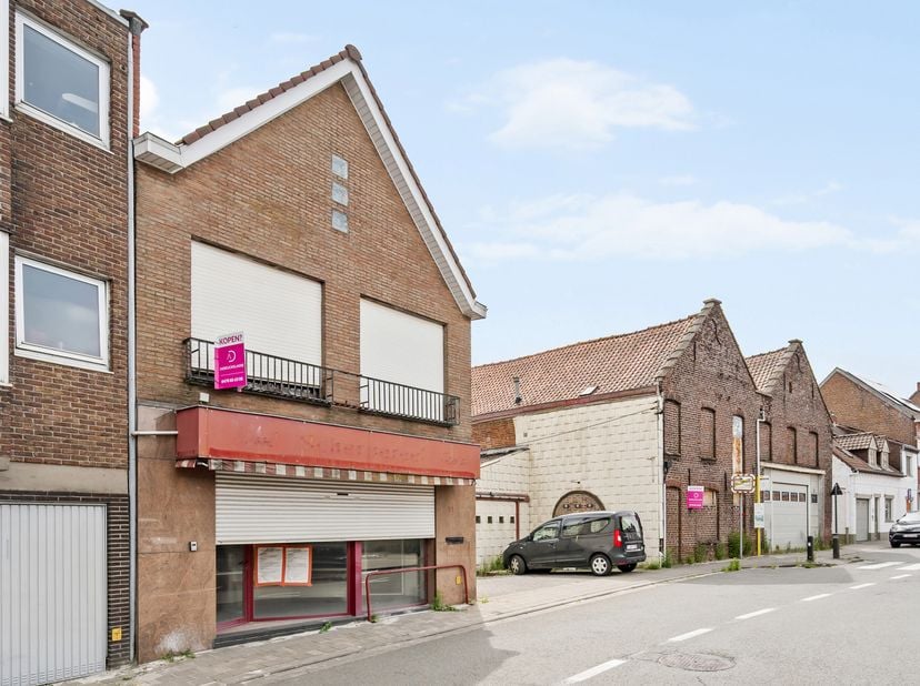 Dit handelshuis met loods is gelegen in het centrum van Lauwe.<br />
De huidige indeling is als volgt: <br />
Gelijkvloers: inkom (winkelruimte), leef