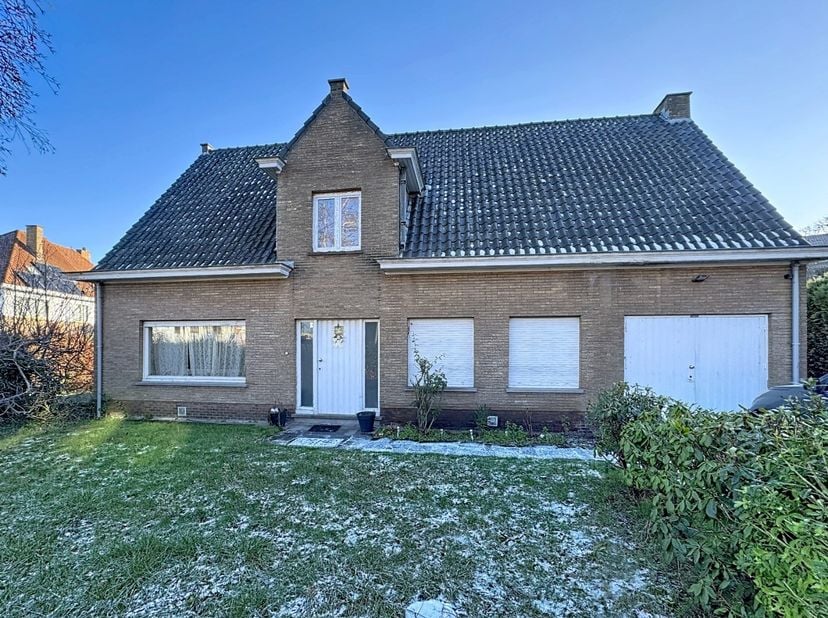 Deze te renoveren statige villa is centraal gelegen te Assebroek en beschikt over 4 volwaardige slaapkamers, een bureauruimte en een inpandige garage.