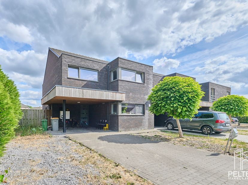 Moderne halfopen bebouwing met 4 slaapkamers in Bocholt<br />
<br />
Deze halfopen bebouwing, gebouwd in 2008, is gelegen op een mooi bouwperceel van