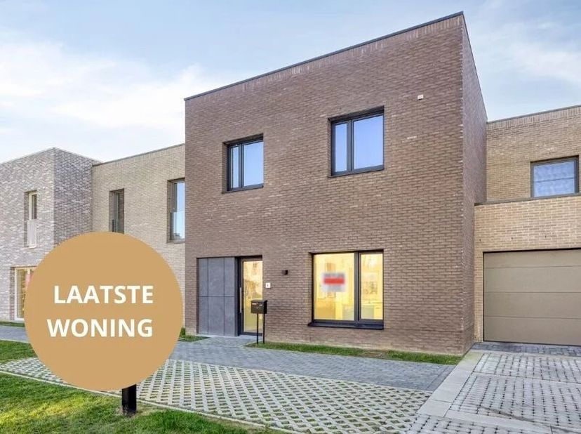 LAATSTE WONING IN PROJECT MILDA : VOLLEDIG INSTAPKLARE EN VERRASSEND RUIME WONING VAN 170M² MET 3 SLPK IN HASSELT<br />
Centraal gelegen tussen Hassel