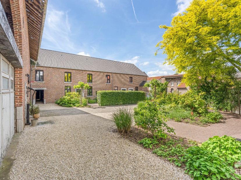 Unieke opportuniteit in Gingelom: 3 casco+ vakantiewoningen met grote schuur, garage en mooie tuin op toplocatie! Voor meer info: https://www.era.be/n