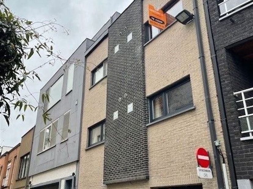 Hip en modern stads appartement met 1 slaapkamer nabij bruisende centrum van Gent heet u welkom, wij bieden u een echt  stads appartement op  200 mete
