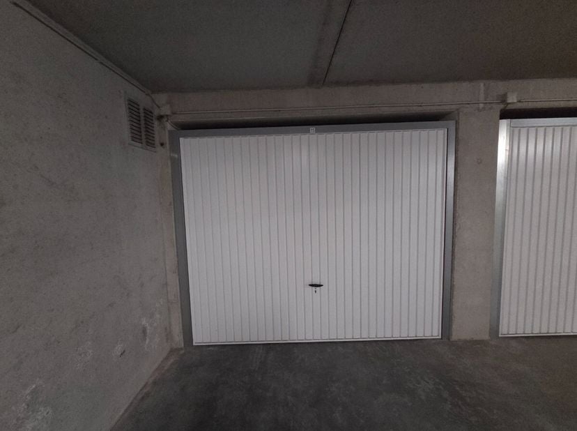 Te koop: open garage in het hart van Nieuwpoort, centraal gelegen aan de Elisalaan, op korte afstand van invalswegen en voorzieningen. Deze ruime gara