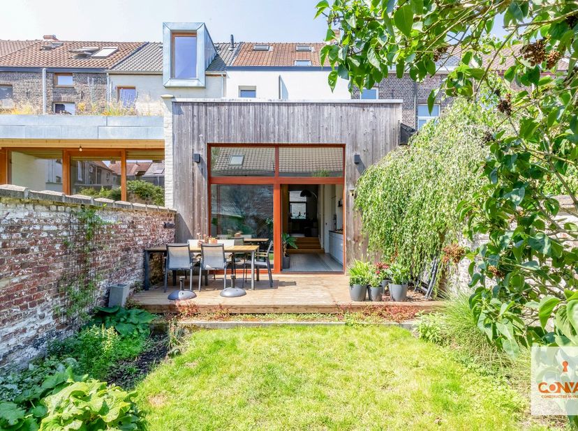 Op zoek naar een instapklare woning met karakter, ruimte en een uitstekende ligging? Dan is deze charmante woning in de Klinkkouterstraat 47 in Sint-A