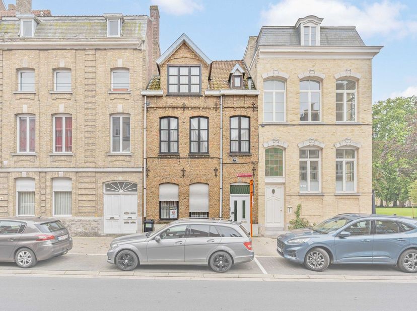 Karaktervolle woning met 4 slaapkamers in het centrum van Ieper!<br />
<br />
Bij binnenkomst via de ruime inkomhal betreden we de lichtrijke leefruim