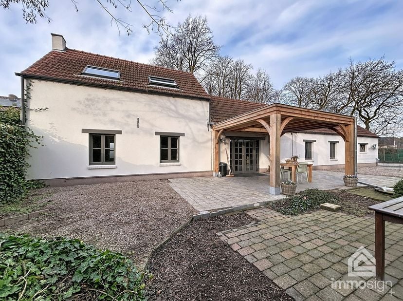 PLUSPUNTEN:<br />
+ perceeloppervlakte: 820 m²<br />
+ bewoonbare oppervlakte: 170 m²&amp;nbsp;<br />
+ 3 volwaardige slaapkamers<br />
+ authentieke woni
