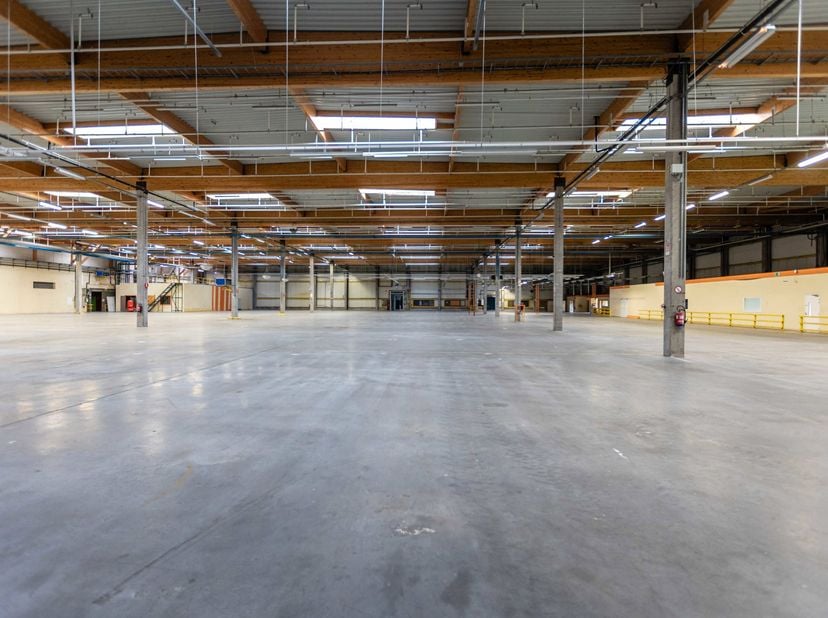 PLATEFORME LOGISTIQUE – AXE BELGIQUE / NORD DE LA FRANCE<br />
Située Chaussée de Lille 422 à Tournai, cette importante plateforme logistique bénéfici