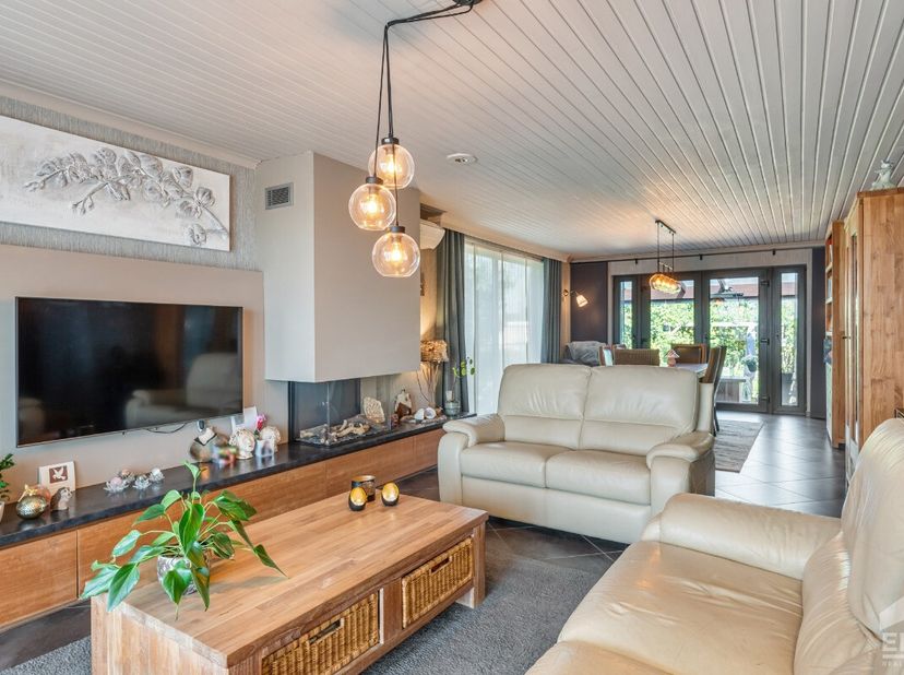 tig en landelijk wonen in Stevoort, omringd door groen en landbouwgronden, met Hasselt vlot binnen bereik. Deze verrassend ruime gezinswoning biedt ee