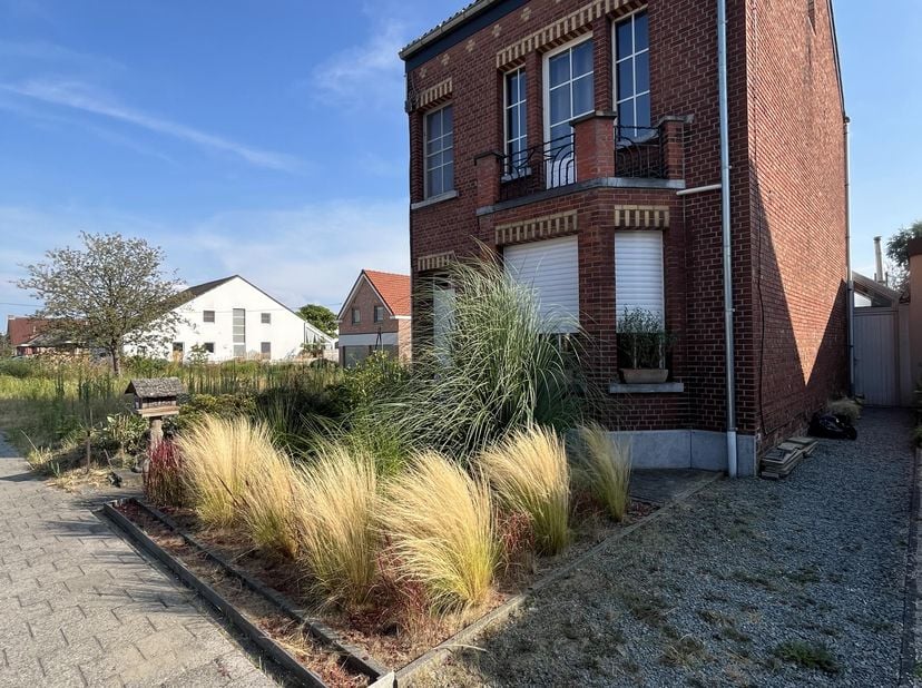 Bent u op zoek naar een stevige woning waar de grootste kosten al zijn gebeurd? Dit huis biedt direct comfort én het potentieel om stap voor stap te m