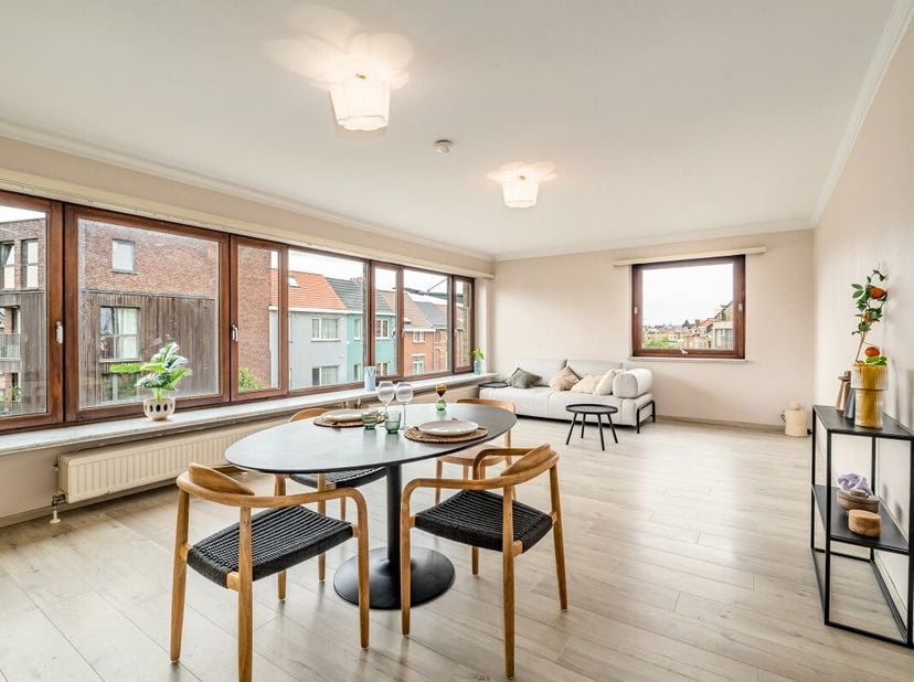 Te koop: instapklaar appartement in Gent, gelegen aan de Zwijnaardsesteenweg, met 3 slaapkamers en een eigen staanplaats. Dit gesloten appartement, ge