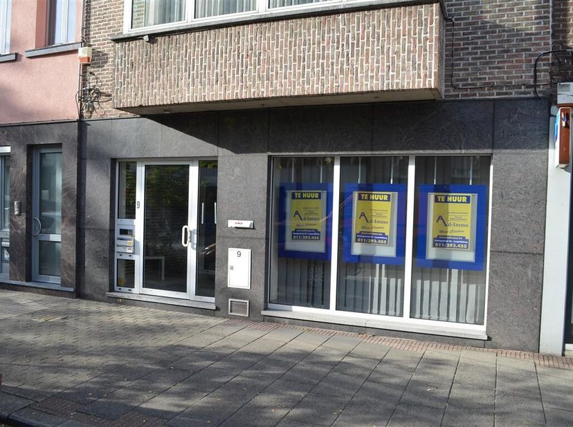 Functionele kantoor- of winkelruimte van 110 m² in het centrum.<br />
Indeling : afgesloten inkomhall met beveiligd loket, ontvangstruimte vooraan, gr
