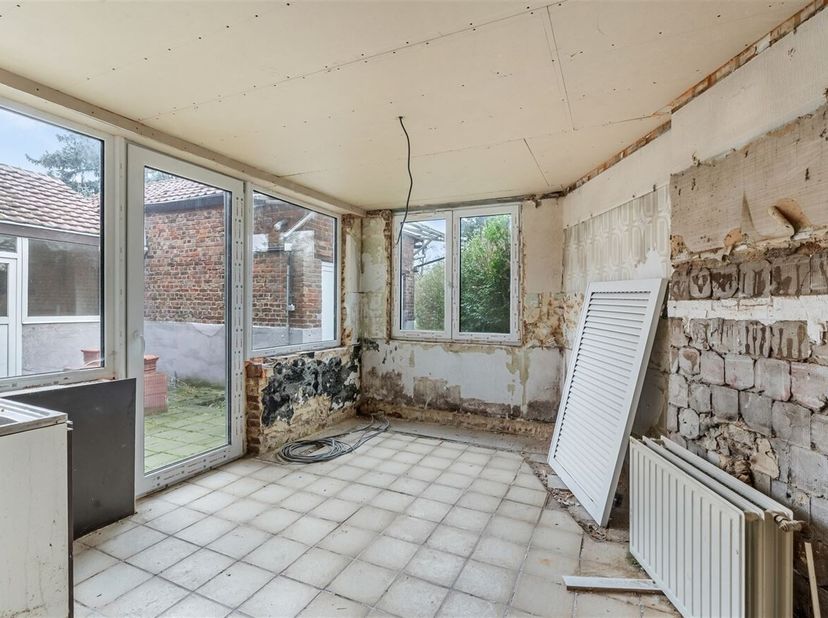 Journée portes ouvertes le samedi 13 juin de 14h à 15h<br />
Bâtiment mitoyen de 350 m² habitables, 5 chambres et un hangar de 240 m², situé sur un te