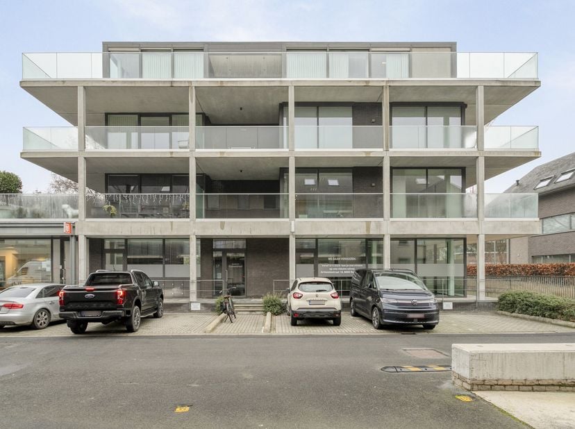 Dit recente kantoor te huur van ca. 456m² is vlot bereikbaar gelegen in de Dirk Martenslaan 17 te Izegem. (naast het ING-kantoor). Op wandelafstand va