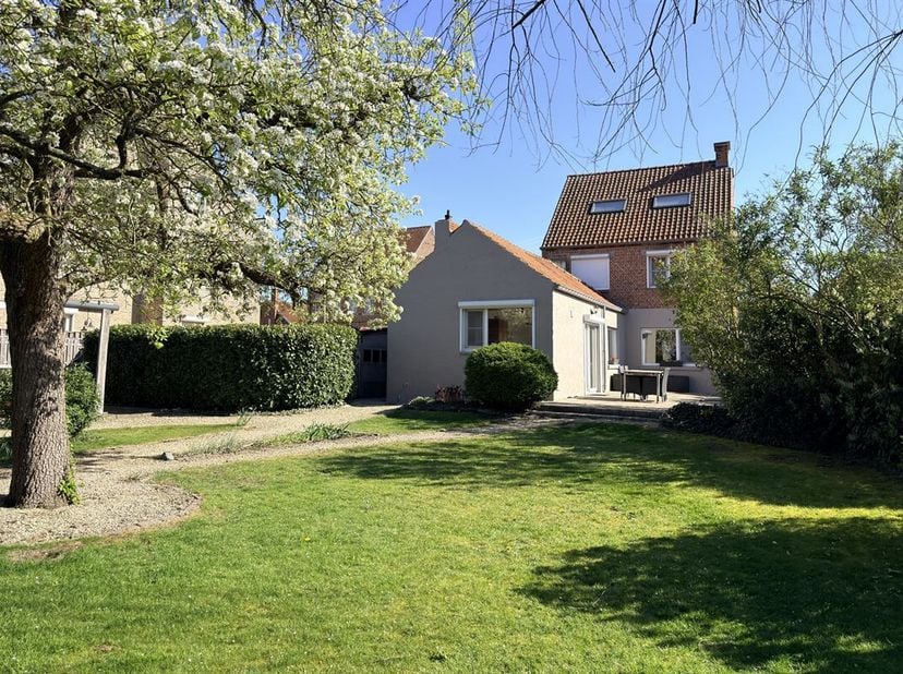 Welkom in dit charmante gezinshuis in Westmeerbeek! Deze ruime woning biedt het perfecte evenwicht tussen comfort, functionaliteit en gezelligheid.<br