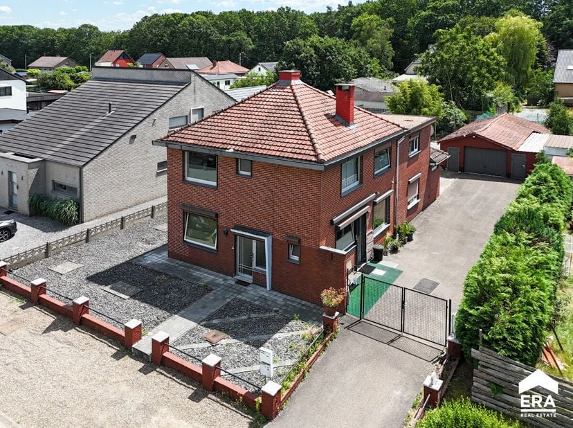 Te koop: open bebouwing in Houthalen-Helchteren met 6 slaapkamers en vergund tot kangeroewoning. Op dit moment verhuurd voor euro1.150/maand.De woning