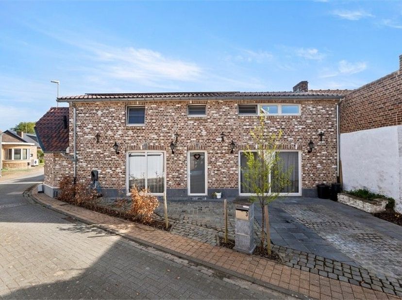 In Velm, een deelgemeente van Sint-Truiden, vinden we langs de Begijnenstraat ter hoogte van nummer 3 deze charmante woning terug. We bevinden ons in