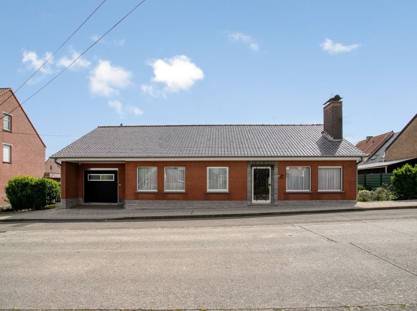 Laat u verrassen door deze tijdloze VILLA met 3 SLAAPKAMERS, GARAGE &amp;amp; ZONNIGE TUIN. Deze ruime laagbouwvilla is ingeplant op een perceel van 818m2