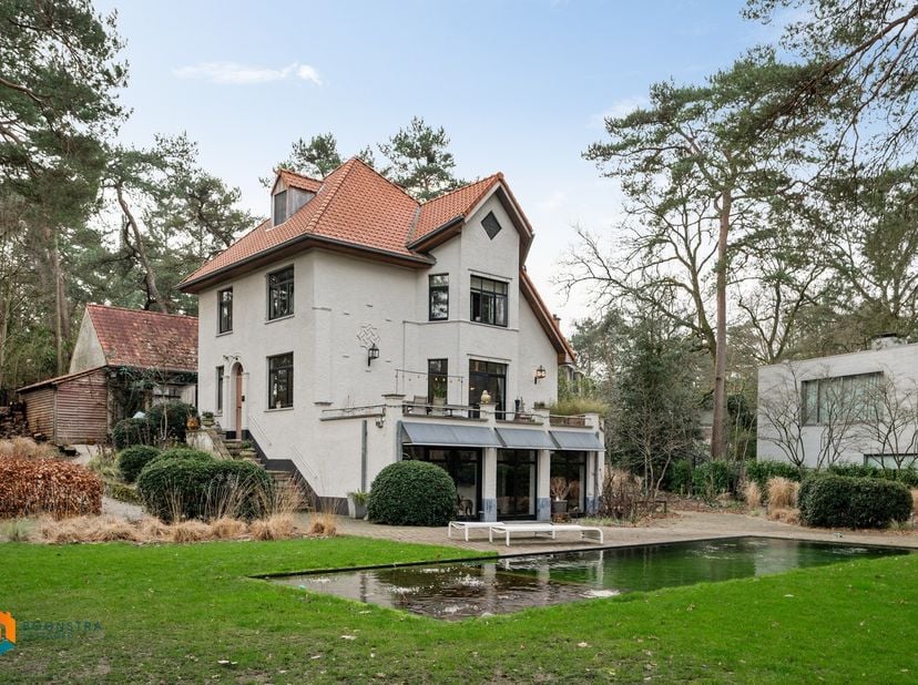 Op een goede locatie in Keerbergen bevindt zich deze authentieke villa met 4 slaapkamers, polyvalente ruimtes, uitgerust bijgebouw, dubbele garage en