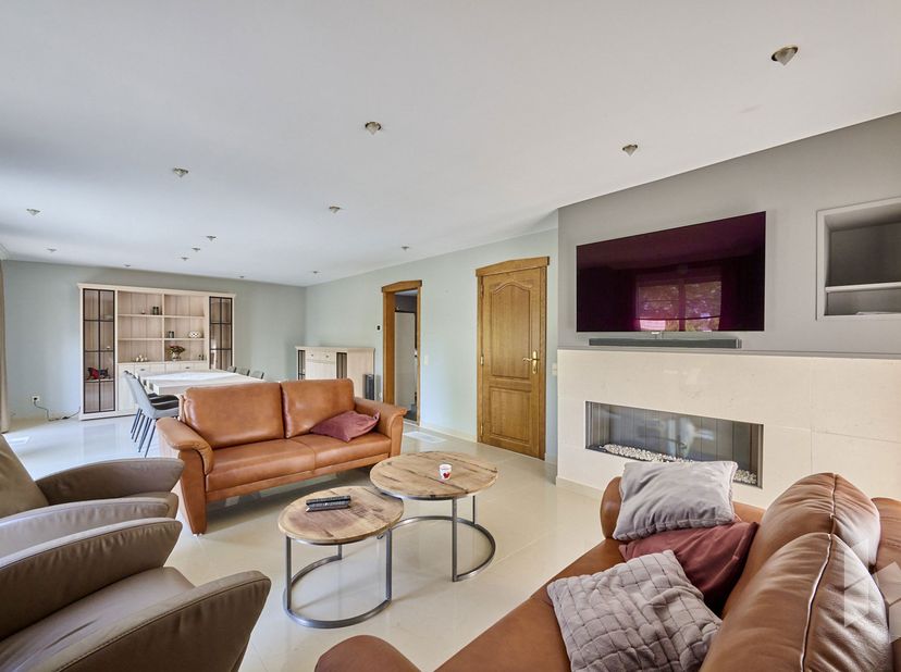 Gelijkvloerse woning (154 m²) met een lichtrijke woonkamer, 3 slaapkamers en een inpandige garage op een zuidelijk georiënteerd perceel van 702 m².<br