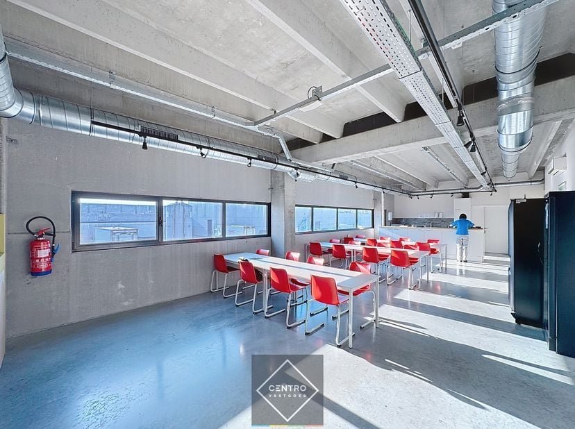 INDELING:<br />
Gelijkvloers (± 360m²): Afzonderlijk inkom via automatische en dubbele glazen deur - onthaal / toonzaal - landschapsburelen - sanitair