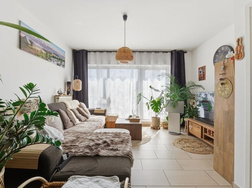 Bent u op zoek naar een stijlvol, ruim en instapklaar appartement op een uitstekende ligging in Diepenbeek? Dan is dit mooie appartement aan de Nieuws