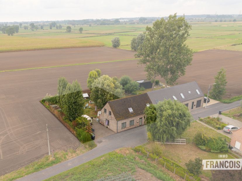 In de rustige wijk Amphoek in Esen vind je deze instapklare halfopen woning met een inpandige garage, een grote tuin en een prachtig, open uitzicht ov