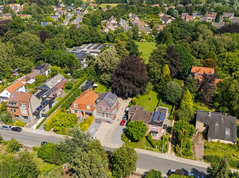 Bent u op zoek naar de perfecte synergie tussen luxueus, modern wonen en absolute ruimte? Zoek niet verder. Dit exclusieve eigendom in Sint-Amandsberg