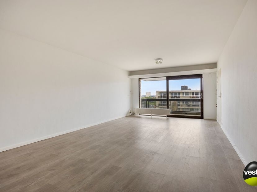 Tussen de Grote en Kleine Ring van Hasselt, aan de Casterstraat, bevindt zich dit aangename appartement op de achtste verdieping. Dankzij de doorlopen