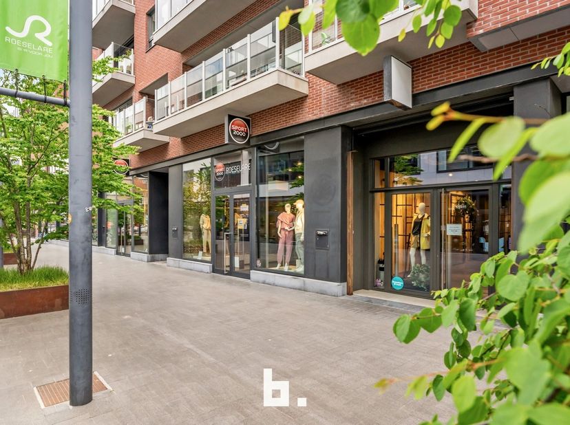 Ontdek deze unieke commerciële kans in het bruisende winkelcentrum van Roeselare!<br />
Deze ruime handelsruimte van 592 m², gebouwd in 2008, bevindt