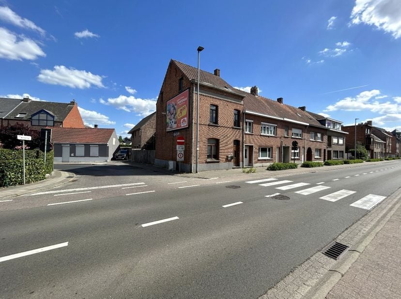 Dit pand beschikt over een gunstige ligging in Geel-St.Dimpna. Pal in het centrum en met gratis parkeermogelijkheden om de hoek geniet deze tweewoonst